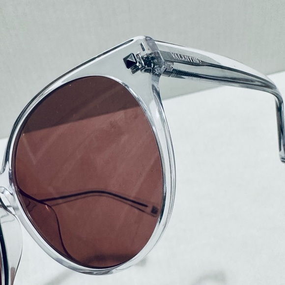 VALENTINO ROCKSTUD DETAIL SUNGLASSES WITH CASE - Picture 8 of 9